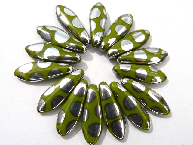 0100176 Opaque Green Daggerbeads met zilverkleurige stip 16 x 5,-0