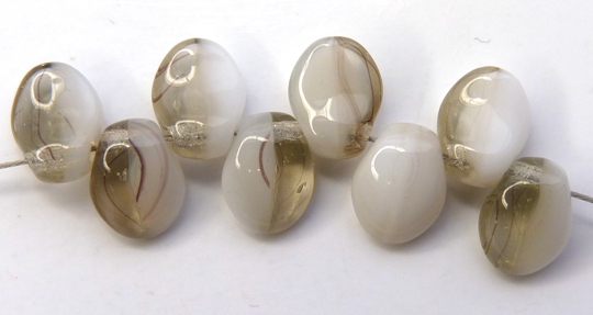 0140063 White/Black Diamond Melee Tulip Petal ( Short Daggerbead) 35 Pc.-0